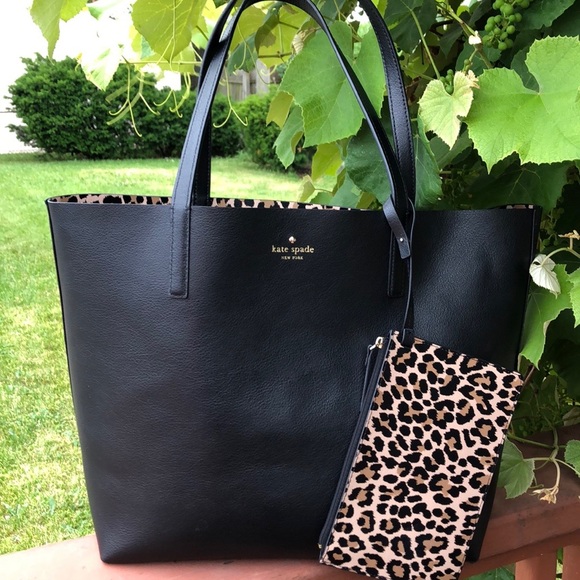 kate spade Handbags - KATE SPADE REVERSIBLE TOTE/MATCHING POUCH
